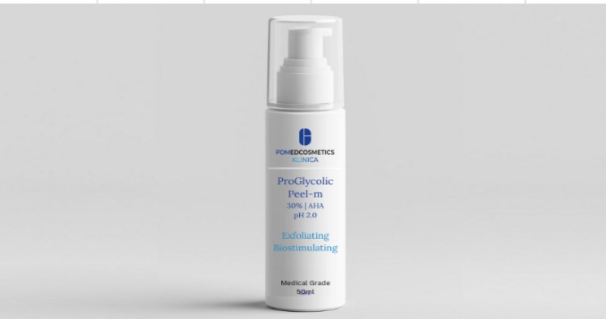 Clinical shot of Glycol 30% solution with pH 2.0 meter